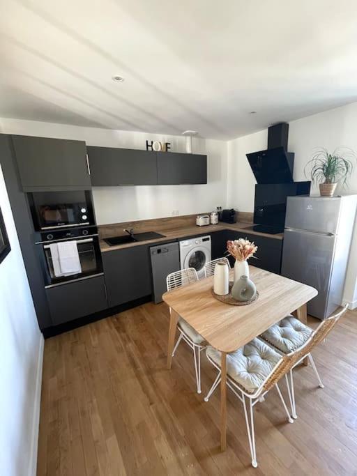 Appartement Calme Et Cosy Proche Centre Vue Chateau Вітре Екстер'єр фото